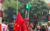 [ẢNH] Cuồng nhiệt cổ động viên Việt Nam trước giờ bóng lăn